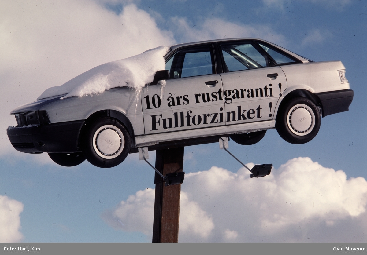 bil på stolpe, Audi, reklame for rustgaranti