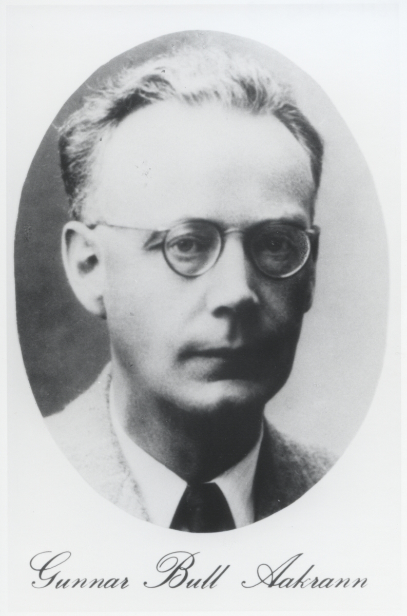 Gunnar Bull Aakrann (f. 1899 i Elverum, d. 1942). Advokat, bosatt på Røros. Han var blant de ti "sonofrene" som ble skutt i Falstadskogen 7. oktober 1942.