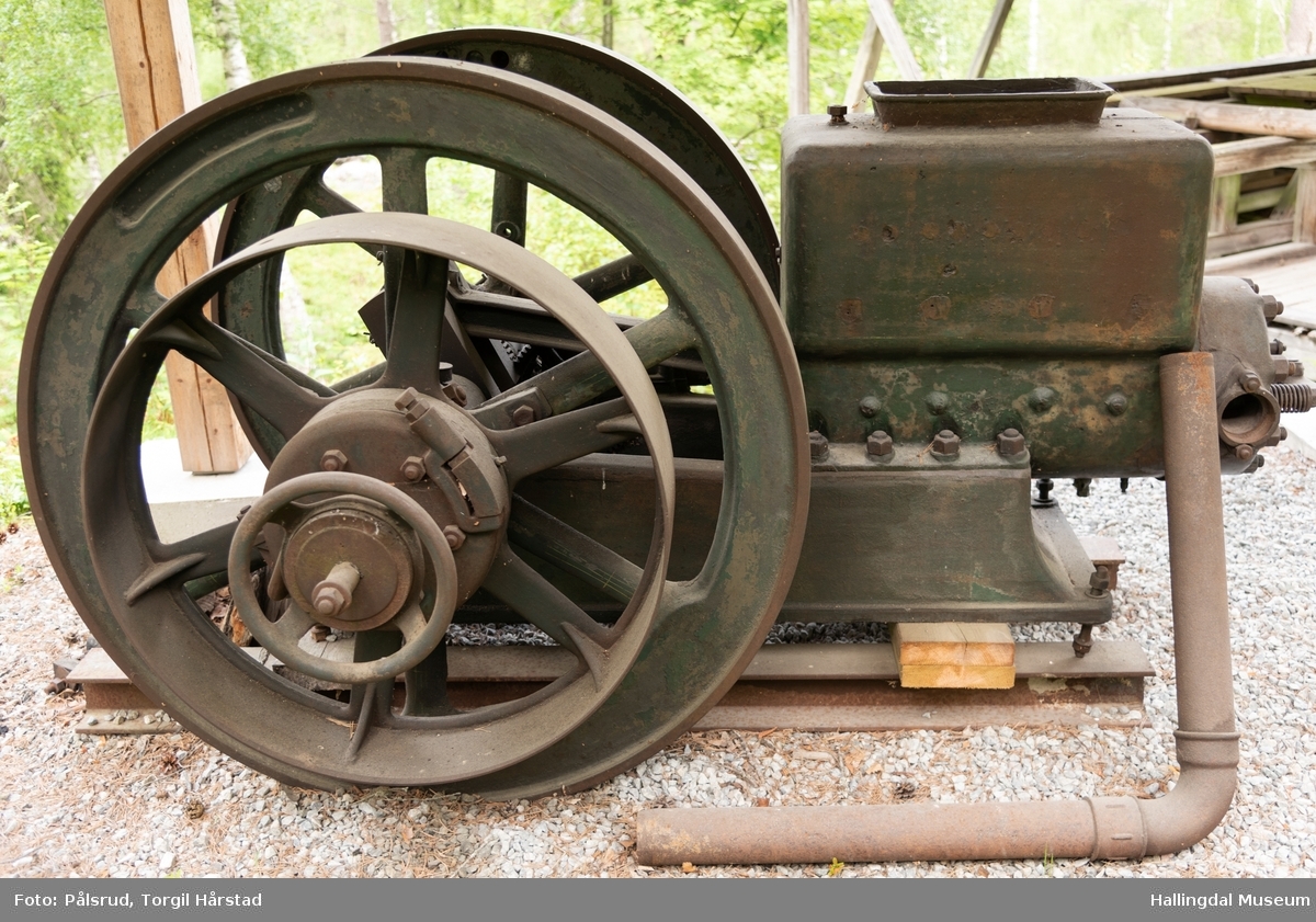 Motor i støpejern. Produsert av Øveråsen, modellen heter "Trygg". Hat 24 hk. og består av deler produsert mellom 1908 - 1928 og 1957. Gikk på både bensin og parafin. Tilhørende rør.