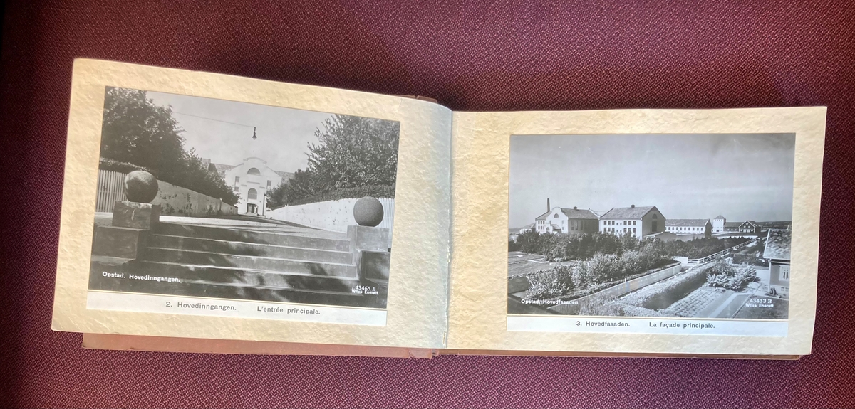 Et lite fotoalbum av papp, innbundet i en brun papp-perm med trykt gullskrift. Albumet inneholder 48 sorthvitt foto fra Opstad tvangsarbeidshus.