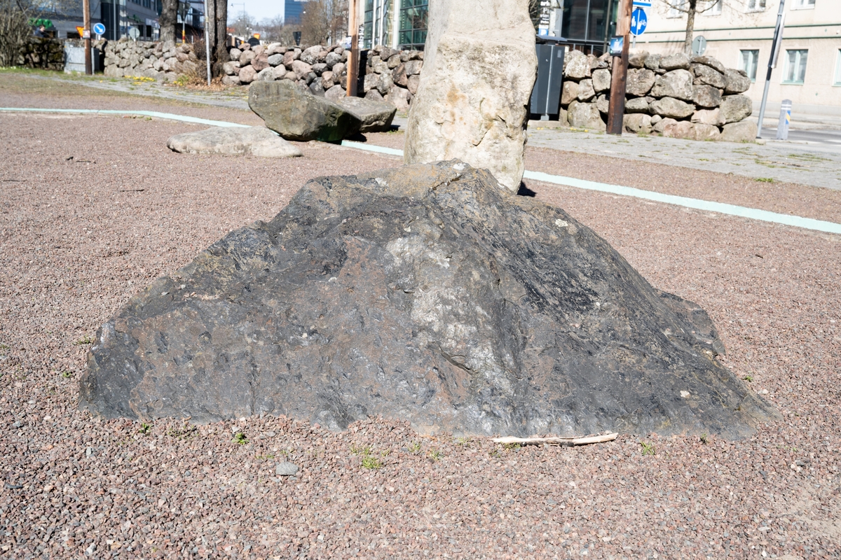 Stenkonstverk bestående av tillhuggna eller naturligt formade stenblock, klyvna i delar, som partiellt sågats, slipats och polerats. Därefter är delarna hopfogade till de ursprungliga blockens former, men med många ursparningar. Stenformationerna blir därmed byggda av tomrum och massa med naturligt skrovliga och högglanspolerade ytor. Sammanlagt 12 stenblock är placerade intill, innanför, utanför eller över en fyrsidig, smal, betonggjuten vattenränna. Rännan är utformad med två långsidor och två kortsidor, de senare med olika längd. Rännan ligger i nivå med den omgivande grusade markytan, och är fylld med cirkulerande vatten. Vattenrännan har (2022) en sentida turkos bemålning. Sammanlagt 12 stenblock.

1. Gnejs, Smålandsstenar
2. Diabas, Rydaholm 
3. Sandsten, Visingsöformationen, Uppgränna 
4. Sandsten, Visingsöformationen, Uppgränna
5. Tabergsmalm, Taberg
6. Konglomerat, Vetlandaserien, Vetlanda
7. Diabas, Rydaholm
8. Röd granit, Askeryd