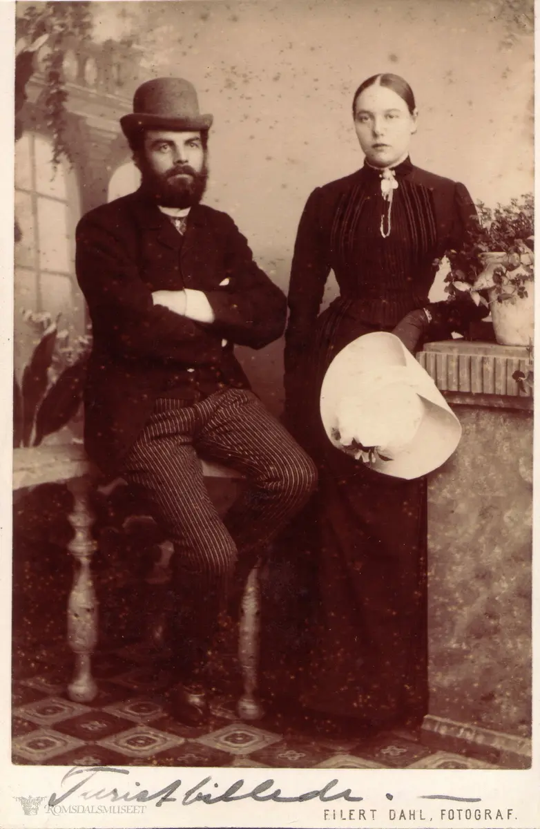 Bak på bildet står det: "Anders Olsen Sand f.1853 d.1927 og Sissel Kristine Bjering f.1867 d.1917". Foran på bildet står det: "Turistbillede".
