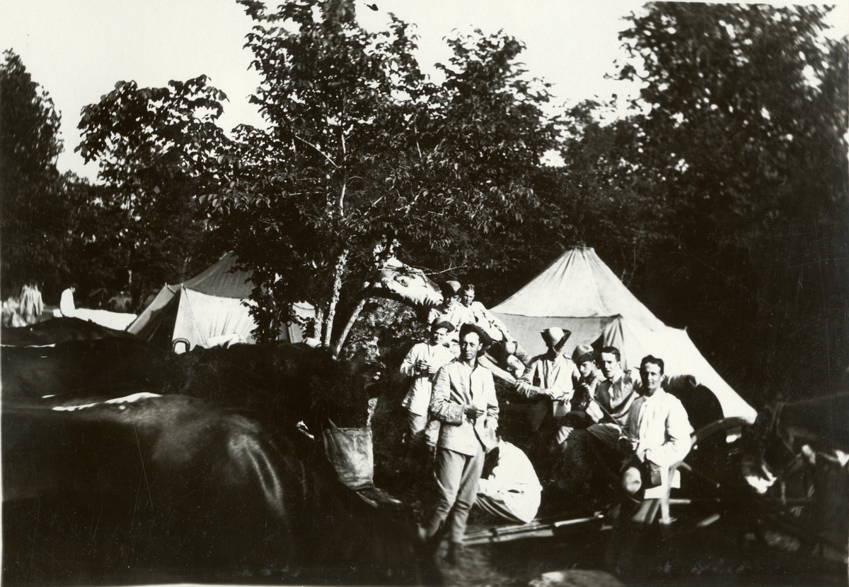 Soldater framför tält.