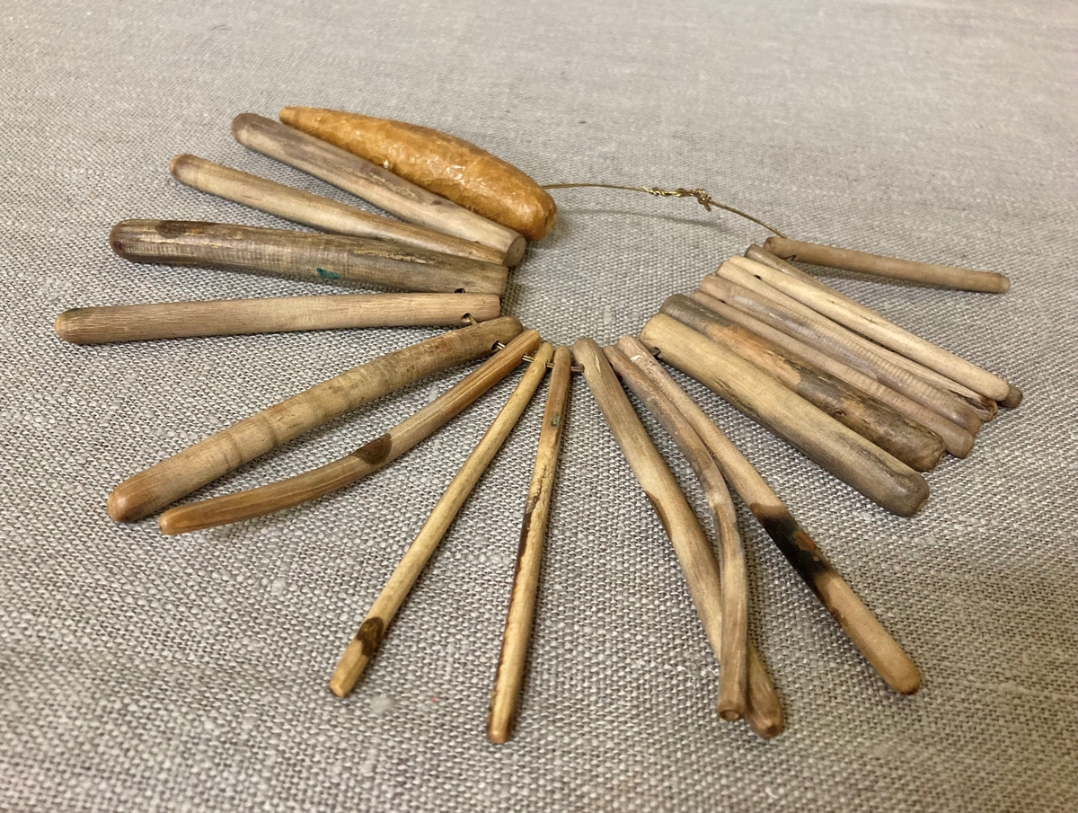 20 stk laminariastifter. Trepinner i litt ulike lengder og tykkelser, samlet i et knippe sammen med en ståltråd.