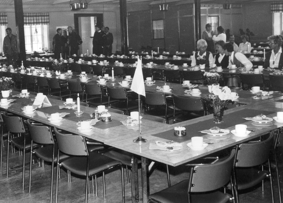 Dukade bord i matsalen Trumslagaren vid C-G Norderups avtackning 19840928.  Vid bordet Rigmor Åstemo, Maj Aldrin, Lilly Eckerlind, Anna-Lisa