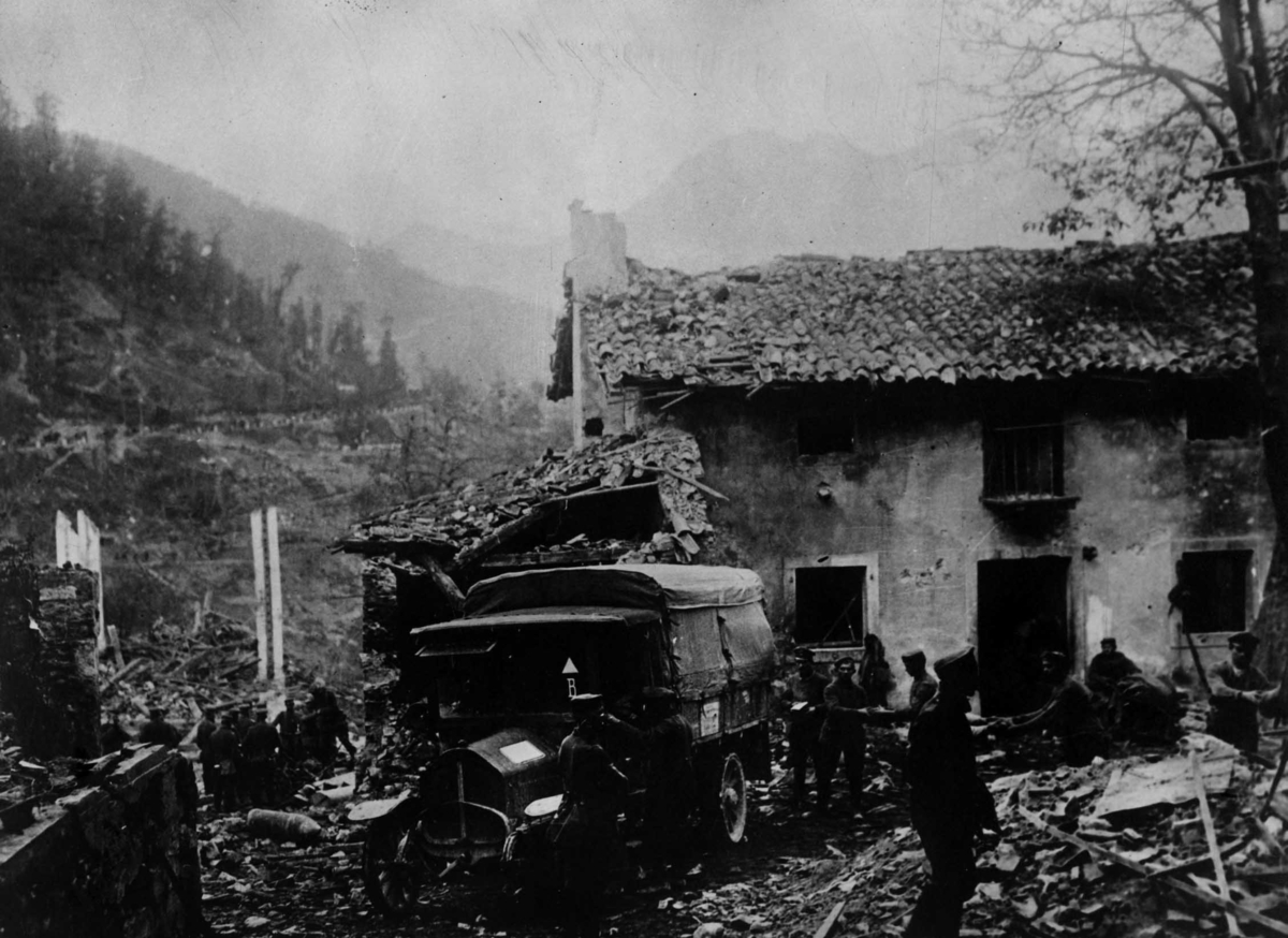 Centralmakternas segerrika offensiv mot Italien under första världskriget.  Brödutdelning i det stormade St. Lucia i Isonzodalen.
