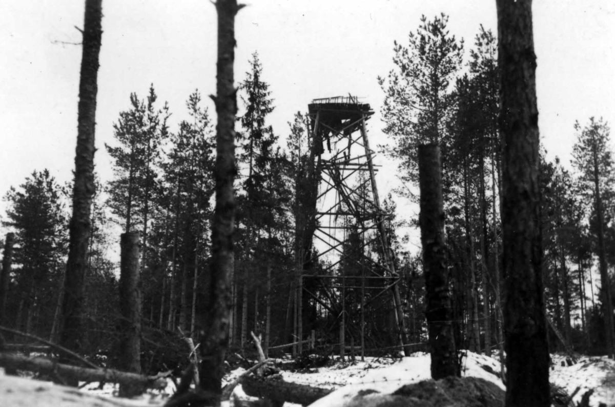 "FN-utlandstjänst 1941.  Tornet. 90 meter framför ""borgen"" Prickskytt med fingret på avtryckaren hela dagen"