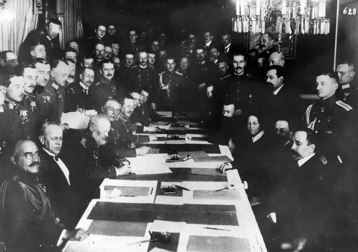 Första världskrigets vapenstilleståndsförhandlingar mellan Ryssland och Centralmakterna.  Hans Kungl. Höghet Prins Leopold av Bayern undertecknar kontraktet.
