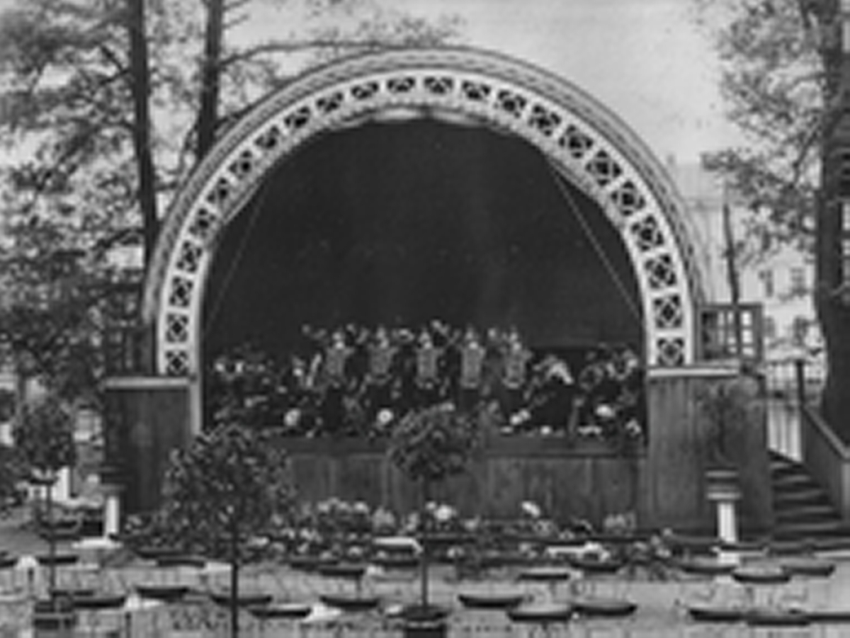 Livhusarernas musikkår spelar på Strömsholmen i Norrköping 1913.