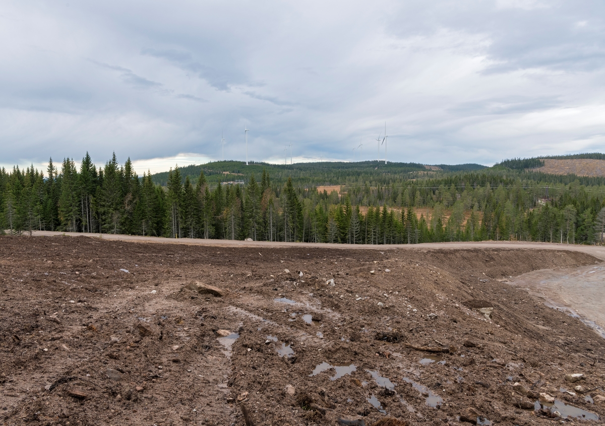 Bildet viser landskapet som tidligere var blitt brukt som steinbrudd i forbindelse med byggingen av Kjølberget Vindkraftverk på Finnskogen. Våler, Innlandet. Se også bilde SJF-F.012753 som viser hvordan det så ut da anleggsarbeidet nettopp hadde startet.