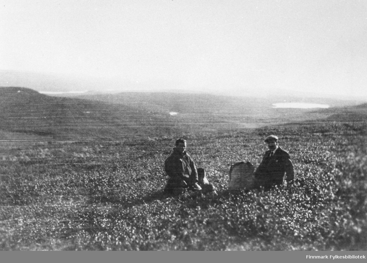 To menn sitter på Kautokeinofjellet. Det ene er sansynligvis Knut Fixdal.