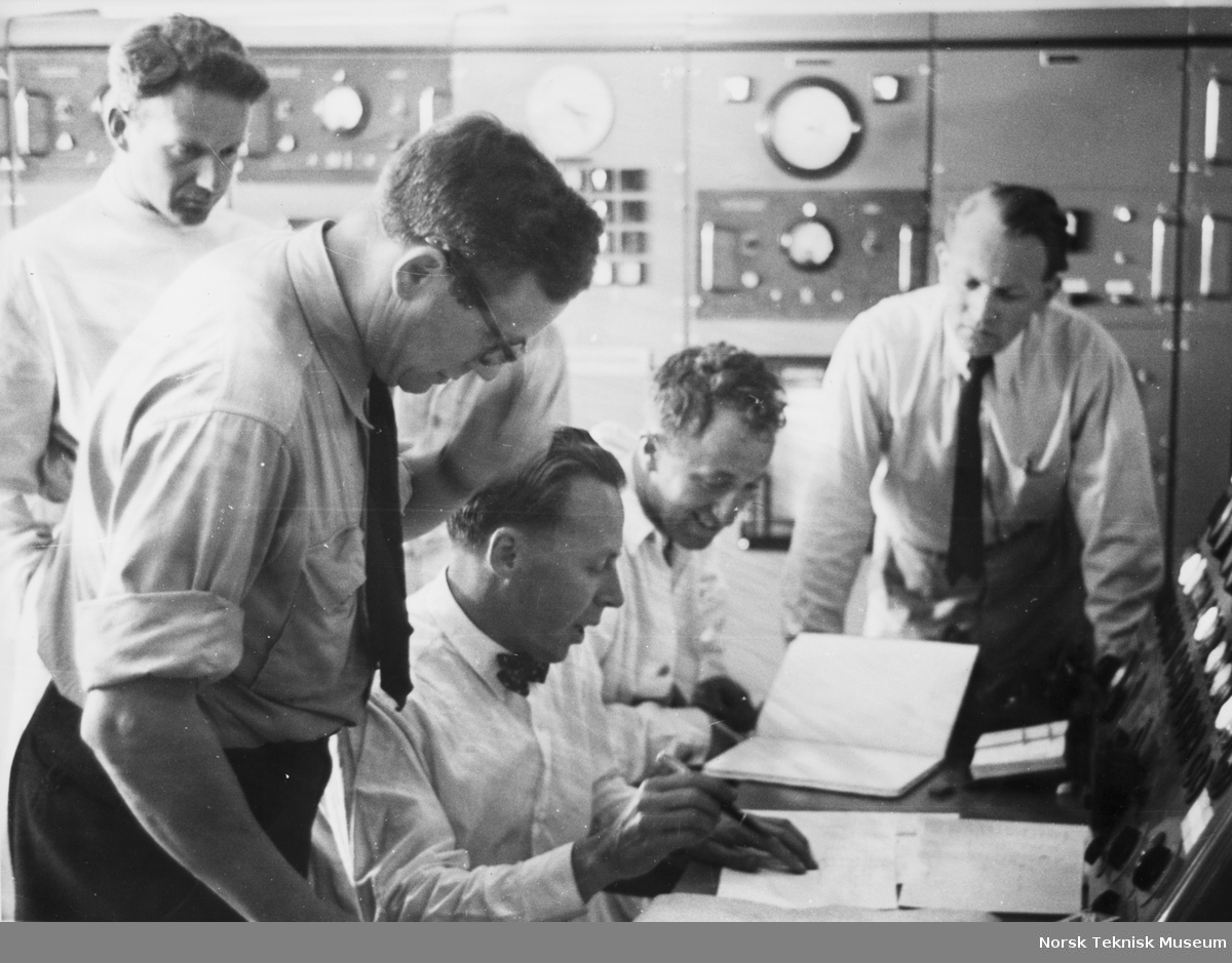 Atomreaktoren JEEP I. En gruppe studerer dokumenter. Gunnar Randers sitter i midten.