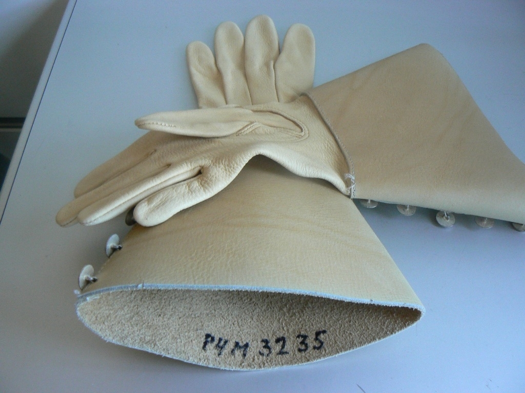 Handskar Karl XII kragmodell gult läder