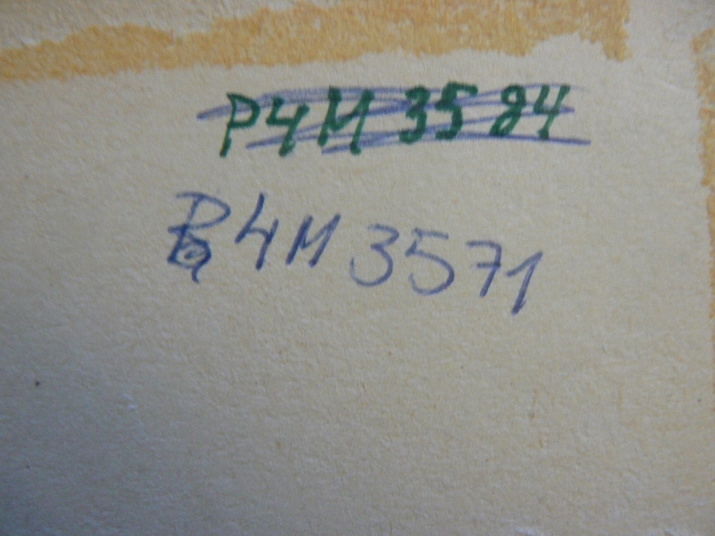 "* detta föremål har märkningen ""P4M 3571"" men vid fotograferingstillfället visade det sig att ovanstående nummer fanns registrerat på en en kappa m/39 i uniformsförrådet (enl.databasen). Fotografiet fick behålla sitt nummer."