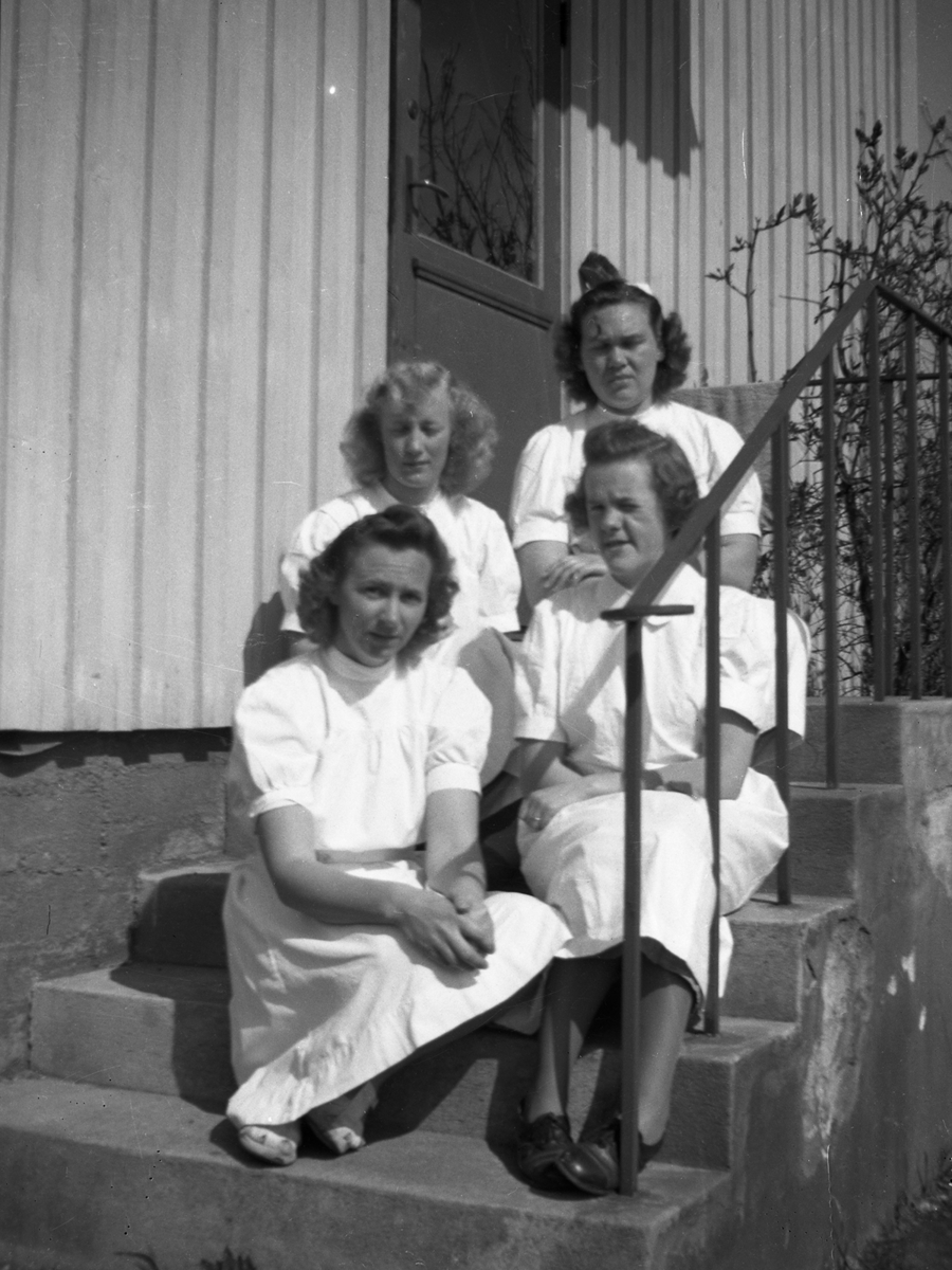 Personalgrupp vid Vita Bandets barnhem. 1950 ca. Längst fram, till vänster, sitter kokerskan Rut Svensson. Bakom Rut sitter sköterskan Ella och en (ej namngiven) sköterska. Längst bak sitter barnsköterskan Birgit Larsson.