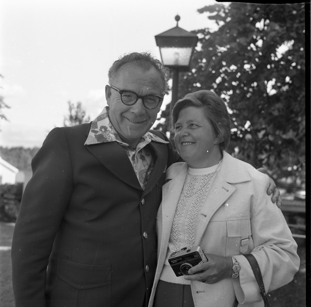 En man och en kvinna kramar om varandra. Ett fotografi i anslutning till ett bröllop i Ölmstad kyrka.