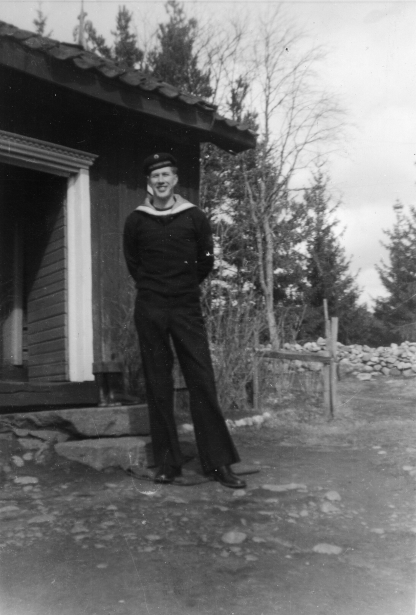 Olav Moen, f. 1933, utanfor Sagamyra i 1953