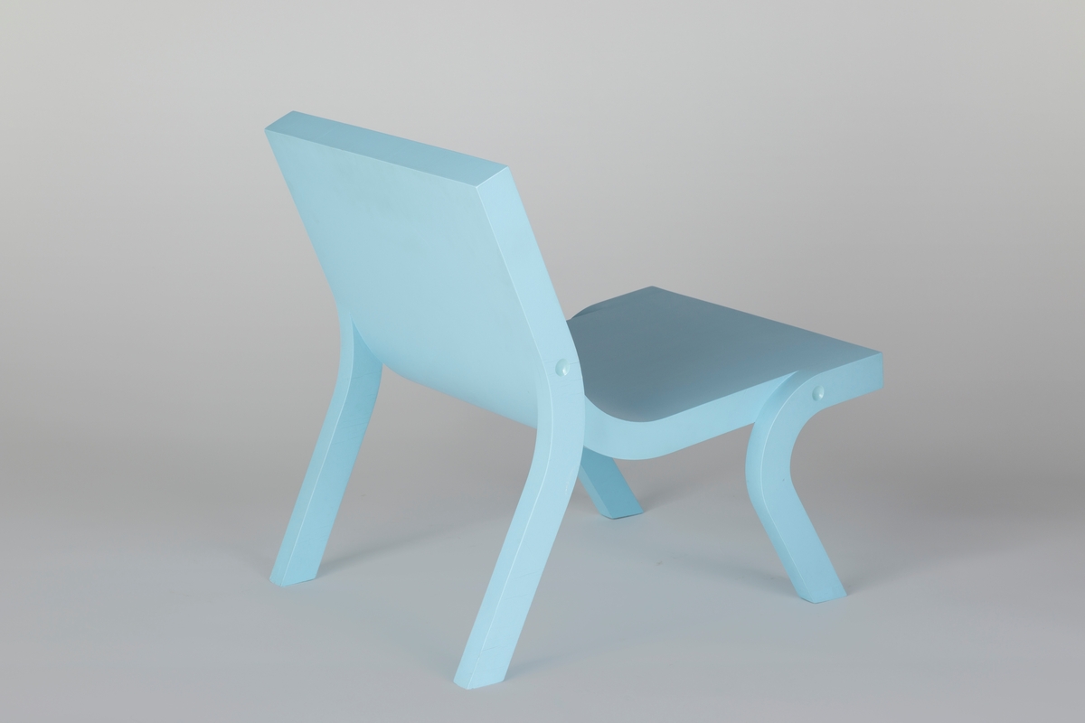 Lenestol uten armer i sandwichkonstruksjon med bein i lakkert kryssfiner. Stolen er lakkert i en lysblå farge.