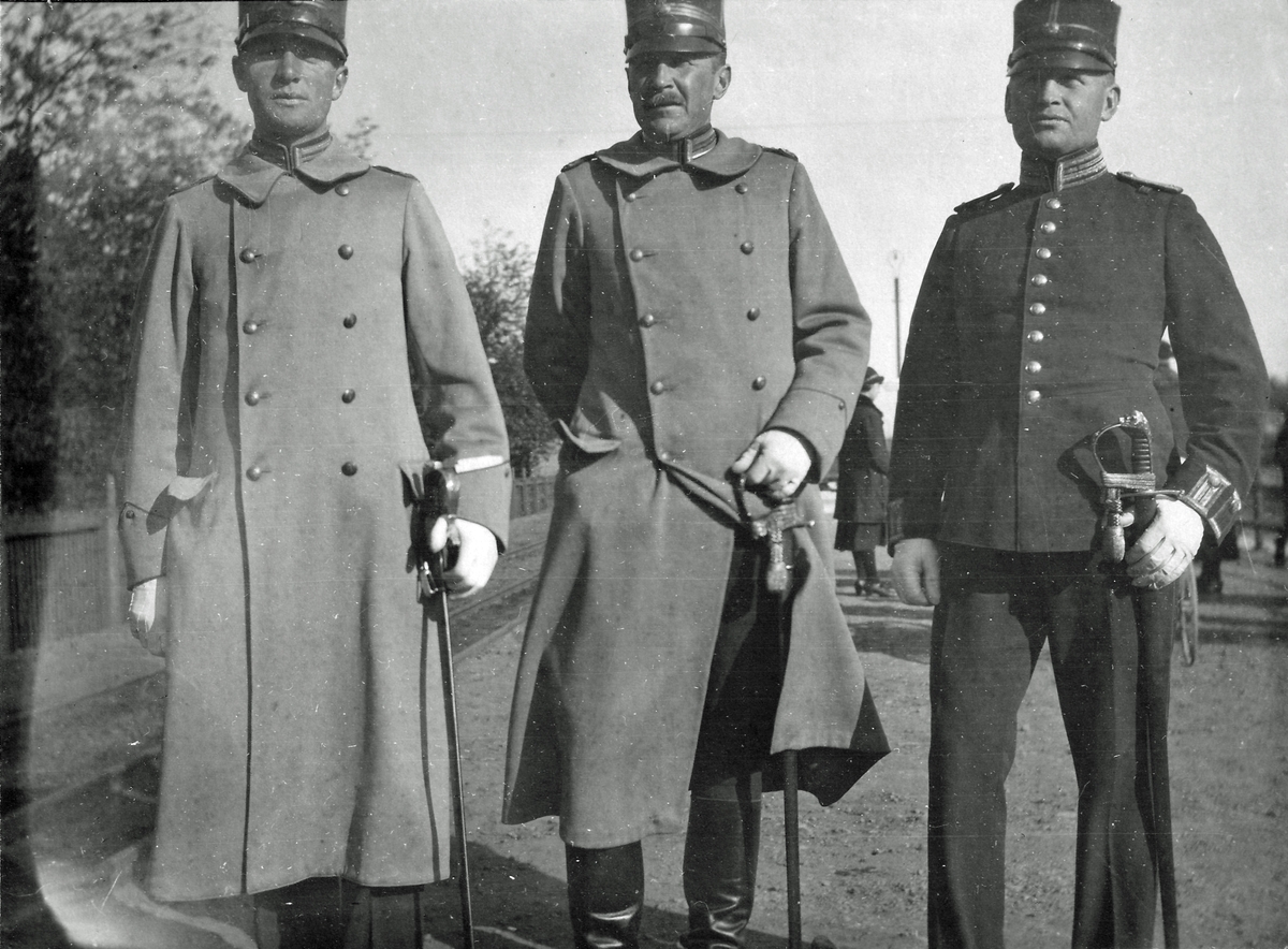 Skaraborgs regemete.   Kapten  af Geijersstam, löjtnmant Ekberg och löjtnant Rytters på Skövde station vid hemförandet av beväring efter regementsmötet 1921.