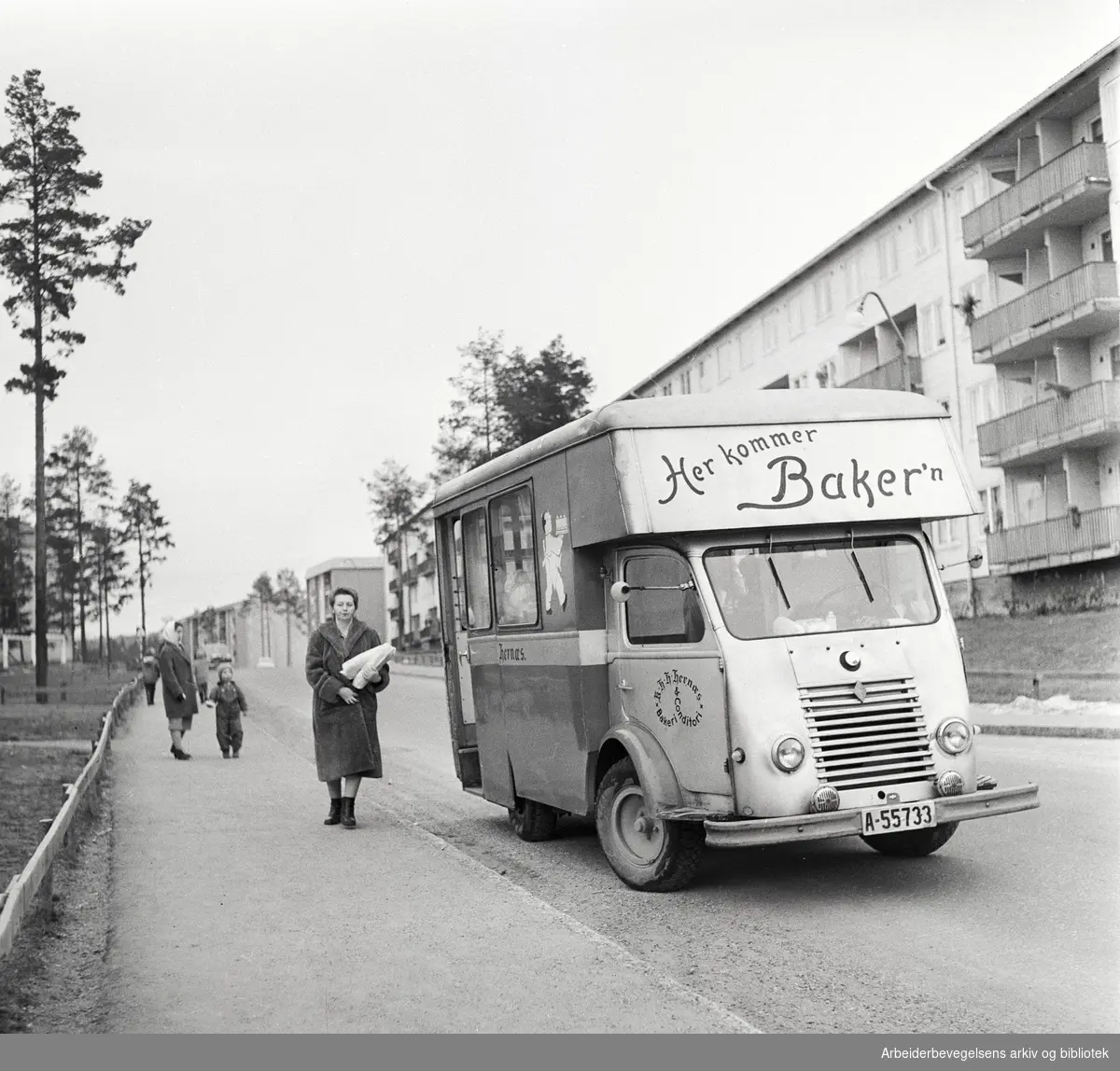 "Her kommer baker'n". Hernæs bakeri og konditori selger bakervarer fra egen brødbil på Oppsal. Januar 1960