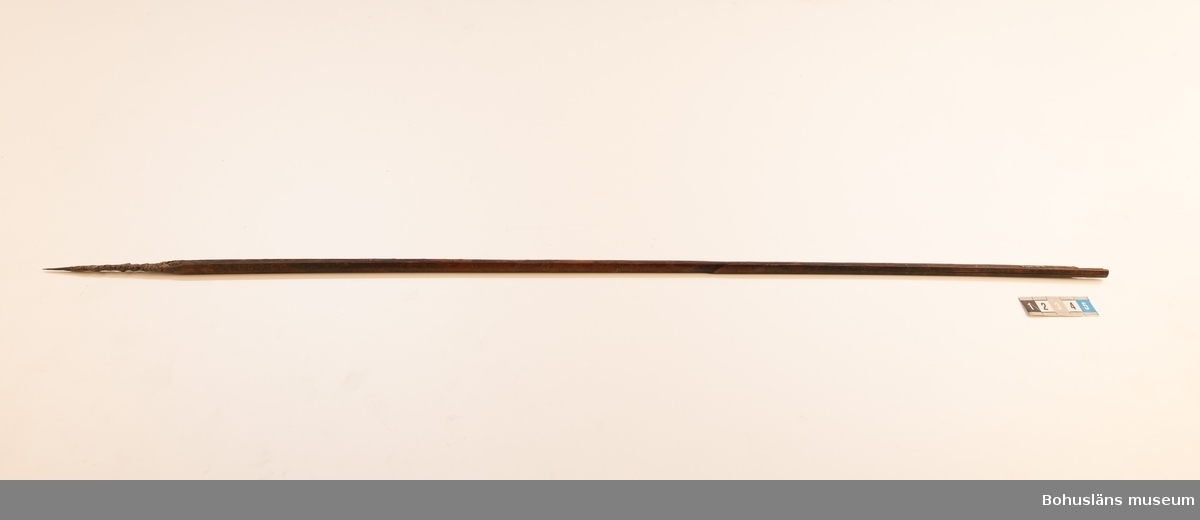 Ur handskrivna katalogen 1957-1958:
Båge m. 17 pilar, Afrika
Bågen a) L.103 cm; m. sträng av en vidja; i bågens ändar runda träkulor. Hel.
b-l, 3- kantiga m. smal svart fastsurrad träspets m. hullingar.
b-c, L. 72 och 71,2 cm; har blad infällda i ändan som styrfjädrar.
d-k, L. 75,5; 72; 71,8; 71,8; 71,6; 71,5; 76,6; 66 cm; lika b och c men saknar styrfjädrar; 
D: En torkad massa täcker större delen av spetsen.
k upptrasad i ändan.
l, L. 55,5; av ngt annan typ än föreg, har haft spets och styrfjädrar, vila saknas.
m-r, runda skaft, styrfjädrar, spetsen av järn m. hullingar (ej 791 m) och holk f. fastsättn.
L. 69; 68,1; 76,4; 65; 64,7; 61,3 cm;
("r" saknar spets; n och q saknar en hulling. "o" saknar 2 styrfjädrar; "p" saknar ena delen i "klykan" f. strängen)

Ur Knut Adrian Anderssons Katalog II 1916:
No 22, nr 7, 8 ,9 på etiketten i Elmer Göranssons samling. Båge av trä m. sena till sträng jämte 17 förgiftade pilar av två typer med hullingar. Från Mogala i Belgiska Congo.

Artikel i Bohusläningen måndagen den 1 november 1937, "Vittberesta bohusläningar berätta. Upplevelser under 30-årig vistelse i Belgiska Kongo. Kapen Elmer Göransson. Folk och sedvänjor under ekvatorns glödande sol."

UMFA54467:0588 visar porträtt på sjökapten Elmer Göransson i uniform med ett antal ordnar och utmärkelser. Fotograf Thure Nihlén, Uddevalla.