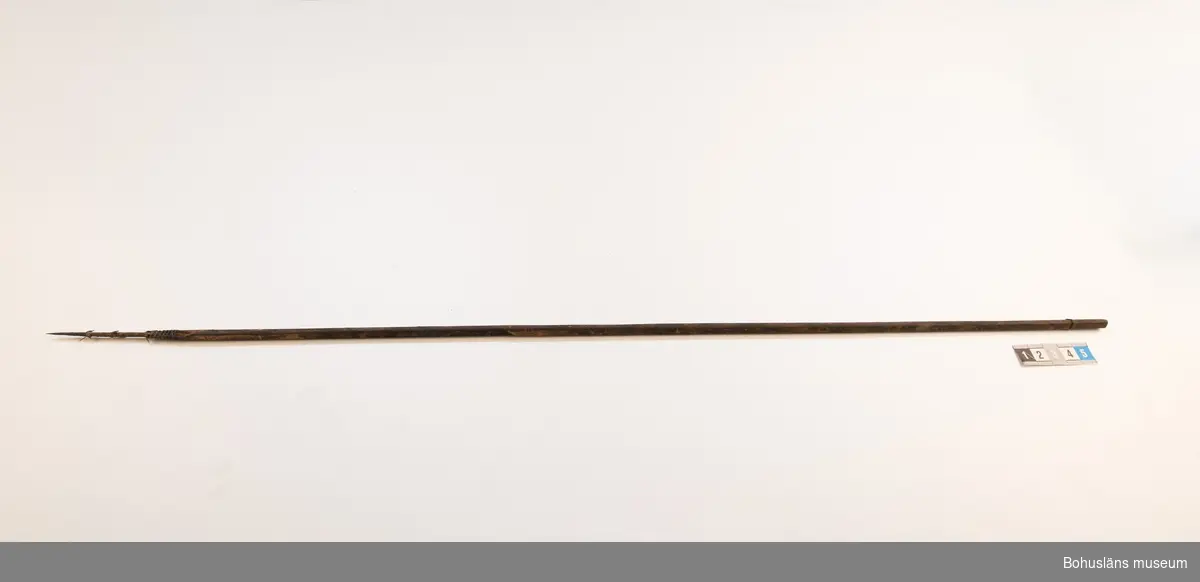 Ur handskrivna katalogen 1957-1958:
Båge m. 17 pilar, Afrika
Bågen a) L.103 cm; m. sträng av en vidja; i bågens ändar runda träkulor. Hel.
b-l, 3- kantiga m. smal svart fastsurrad träspets m. hullingar.
b-c, L. 72 och 71,2 cm; har blad infällda i ändan som styrfjädrar.
d-k, L. 75,5; 72; 71,8; 71,8; 71,6; 71,5; 76,6; 66 cm; lika b och c men saknar styrfjädrar;
k upptrasad i ändan.
l, L. 55,5; av ngt annan typ än föreg, har haft spets och styrfjädrar, vila saknas.
m-r, runda skaft, styrfjädrar, spetsen av järn m. hullingar (ej 791 m) och holk f. fastsättn.
L. 69; 68,1; 76,4; 65; 64,7; 61,3 cm;
("r" saknar spets; n och q saknar en hulling. "o" saknar 2 styrfjädrar; "p" saknar ena delen i "klykan" f. strängen)

Ur Knut Adrian Anderssons Katalog II 1916:
No 22, nr 7, 8 ,9 på etiketten i Elmer Göranssons samling. Båge av trä m. sena till sträng jämte 17 förgiftade pilar av två typer med hullingar. Från Mogala i Belgiska Congo.

Artikel i Bohusläningen måndagen den 1 november 1937, "Vittberesta bohusläningar berätta. Upplevelser under 30-årig vistelse i Belgiska Kongo. Kapen Elmer Göransson. Folk och sedvänjor under ekvatorns glödande sol."

UMFA54467:0588 visar porträtt på sjökapten Elmer Göransson i uniform med ett antal ordnar och utmärkelser. Fotograf Thure Nihlén, Uddevalla.
