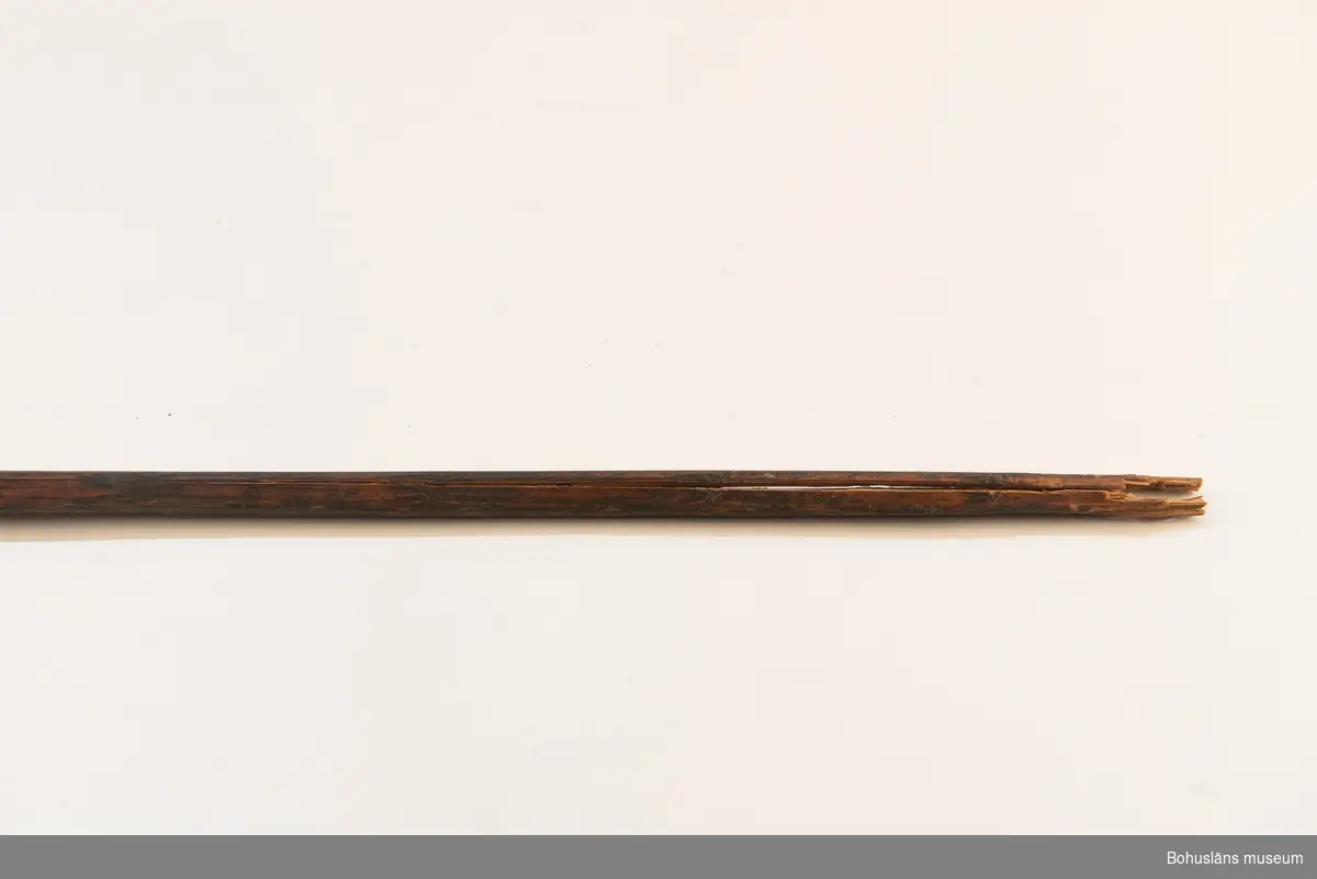 K: Sprucken i bakre änden.

Ur handskrivna katalogen 1957-1958:
Båge m. 17 pilar, Afrika
Bågen a) L.103 cm; m. sträng av en vidja; i bågens ändar runda träkulor. Hel.
b-l, 3- kantiga m. smal svart fastsurrad träspets m. hullingar.
b-c, L. 72 och 71,2 cm; har blad infällda i ändan som styrfjädrar.
d-k, L. 75,5; 72; 71,8; 71,8; 71,6; 71,5; 76,6; 66 cm; lika b och c men saknar styrfjädrar;
k upptrasad i ändan.
l, L. 55,5; av ngt annan typ än föreg, har haft spets och styrfjädrar, vila saknas.
m-r, runda skaft, styrfjädrar, spetsen av järn m. hullingar (ej 791 m) och holk f. fastsättn.
L. 69; 68,1; 76,4; 65; 64,7; 61,3 cm;
("r" saknar spets; n och q saknar en hulling. "o" saknar 2 styrfjädrar; "p" saknar ena delen i "klykan" f. strängen)

Ur Knut Adrian Anderssons Katalog II 1916:
No 22, nr 7, 8 ,9 på etiketten i Elmer Göranssons samling. Båge av trä m. sena till sträng jämte 17 förgiftade pilar av två typer med hullingar. Från Mogala i Belgiska Congo.

Artikel i Bohusläningen måndagen den 1 november 1937, "Vittberesta bohusläningar berätta. Upplevelser under 30-årig vistelse i Belgiska Kongo. Kapen Elmer Göransson. Folk och sedvänjor under ekvatorns glödande sol."

UMFA54467:0588 visar porträtt på sjökapten Elmer Göransson i uniform med ett antal ordnar och utmärkelser. Fotograf Thure Nihlén, Uddevalla.