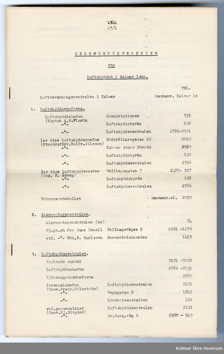 KLM 46618:1:1-16. Dokument. 16 stycken dokument tillhörande brandkårsväska KLM 46618:1.

:1:1. Allmän kungörelse. Nr 69. Luftskyddsövningar i luftskyddsorterna Kalmar, Nybro och Västervik. Länsstyrelsen Kalmar 1944. Kalmar Tryckeri Aktiebolag. 
:1:2. Övningstekniska anvisningar för luftskyddsövningar, Länsstyrelsen.
:1:3. Rapportblock. Sven Lindegrens tryckeri, Kalmar.
:1:4. Rapportblock. Sven Lindegrens tryckeri, Kalmar.
:1:5. Rapportblad, häftat på masonitskiva.
:1:6. Meddelandeblock. Sven Lindegrens tryckeri, Kalmar.
:1:7. Meddelandeblock. Sven Lindegrens tryckeri, Kalmar.
:1:8. Telefonförteckning för luftskyddet i Kalmar 1 sko. Sju sidor, häftad. Upprättad den 27/1 1944.
:1:9. Utrustningslista. Brandkårsavdelning A5.
:1:10. P.M. Till tjänstecheferna.
:1:11. Föreskrifter vid ockupation och vid hot om ockupation, två sidor. Upprättat för Luftskyddsinspektionen och inkom den 10/9 1943. Sida två upprättat den 7/10 1943.
:1:12. Dokument rörande uppställningsplatsen och förläggningsstället Funkaboskolan för Brandkårsavdelning A.5.
:1:13. Förutsättning och program för luftskyddsövning i Kalmar den 20-21 mars 1944.
:1:14. P.M. för tjänstegrenschefer och avdelningschefer m.fl. vid brandtjänsten, fram och baksida.
:1:15. Förteckning över rapportställe, förteckning över brandtjänsten.
:1:16. Exempel på förfarande vid skadeplats.