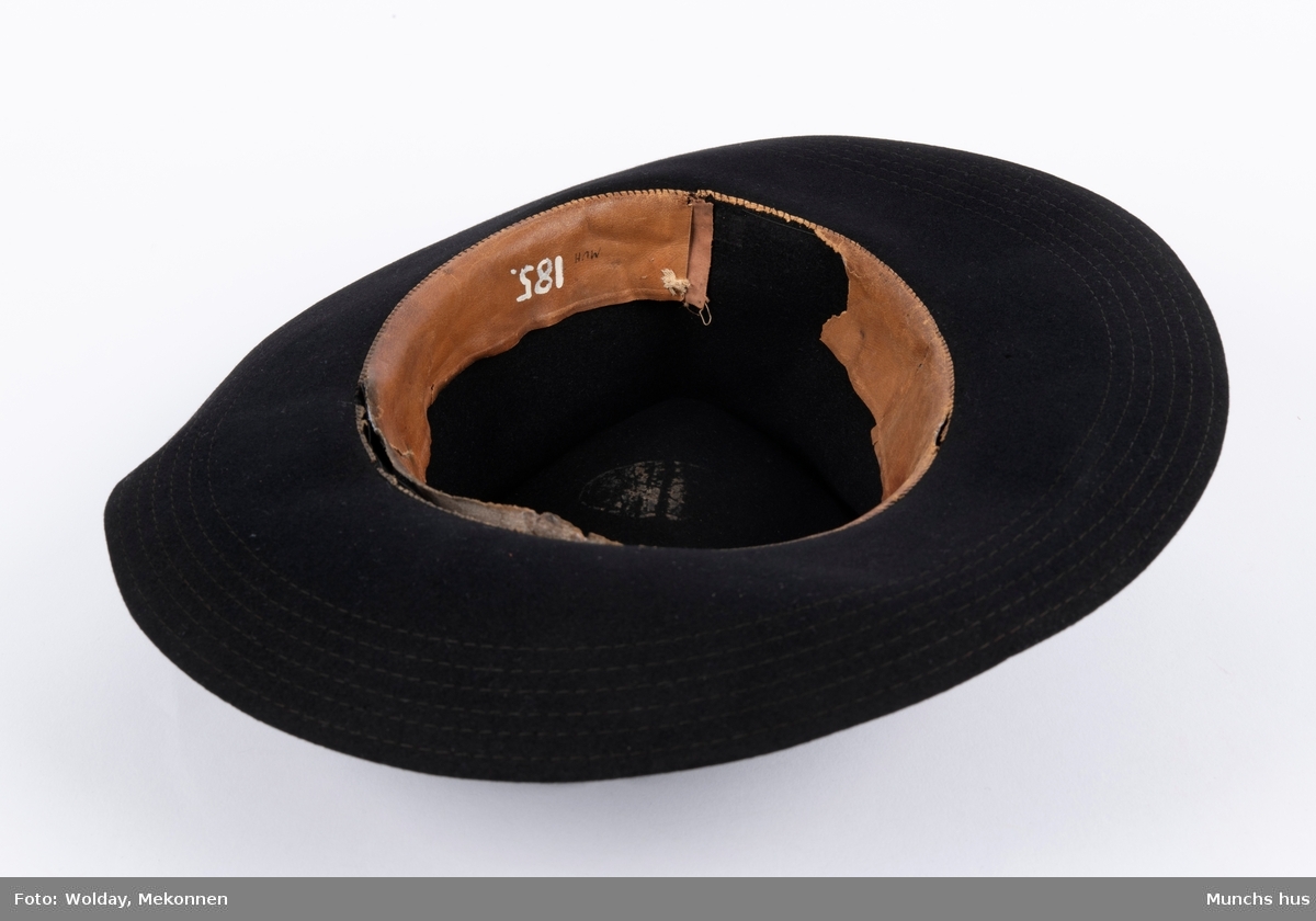 Sort hatt med brem (Gang). 
Laget i sort filt med silkebånd langs pull.