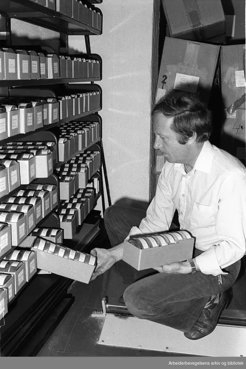 Arbeiderbevegelsens arkiv og bibliotek. Kåre Auale ved mikrofilmene. April 1982.