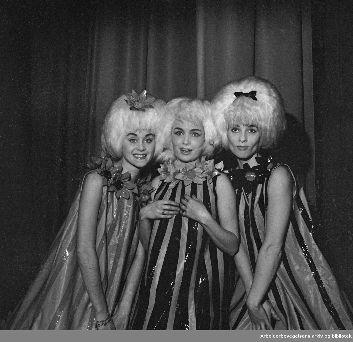 På hatt med by'n. Revy på Edderkoppen teater 1964. Danserne Berit Kullander, Sissel Ramberg og ukjent.