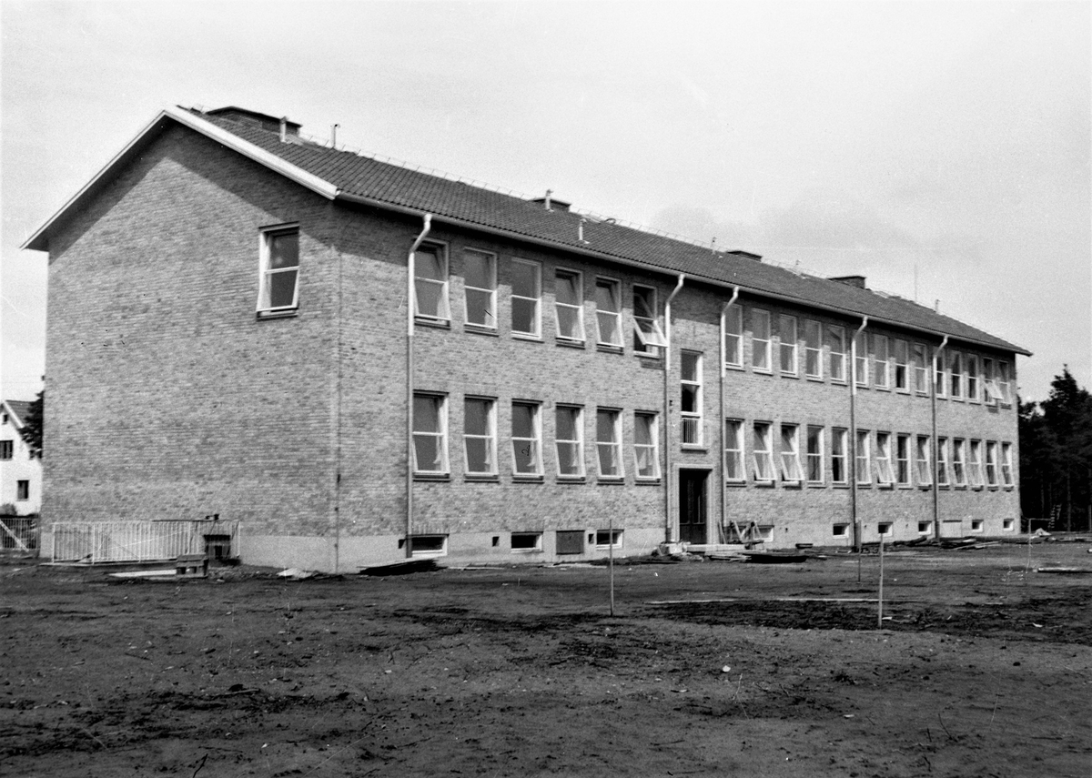 Hagaskolan i Varberg under uppbyggnad i kv Orren. Bild 1 visar en byggnad med färdigställd fasad, medan de på bild 2 Karl Fredrik Olsson var redaktör (ca 1935-1965) på Hallandsposten så bilderna har troligen varit publicerade i tidningen.