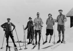 Skiløpere på Høgevarde, 1927. Thomas Skaar, Olga Skaar, Alf 