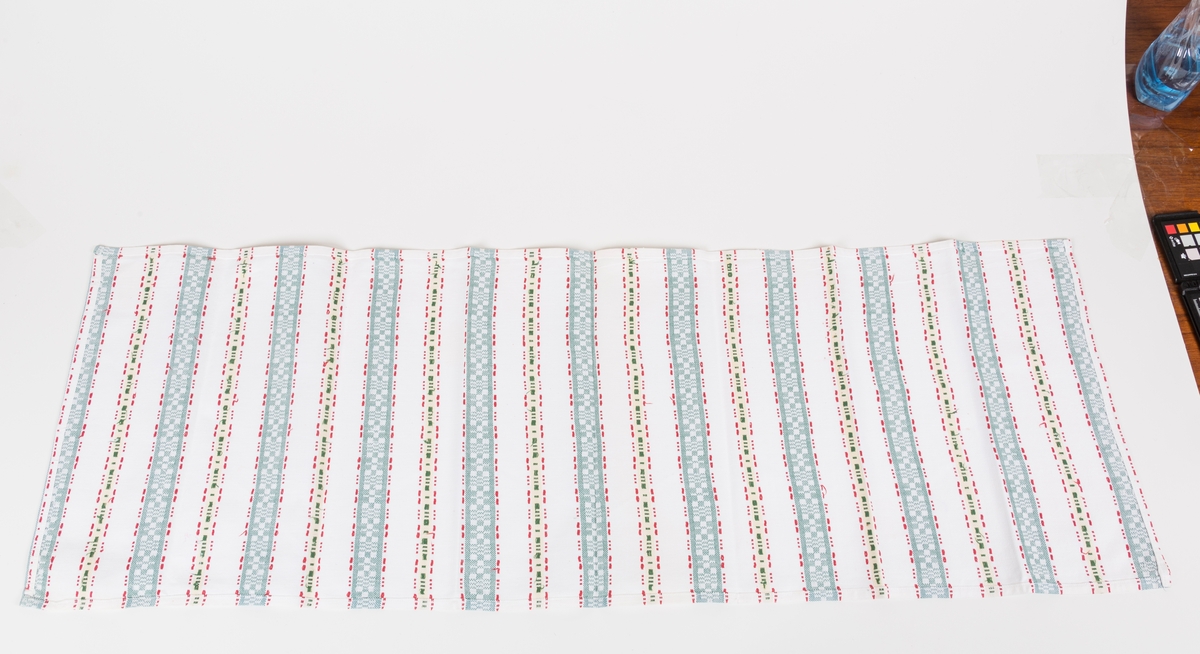 ffelvevet håndkle med blå striper i endene.