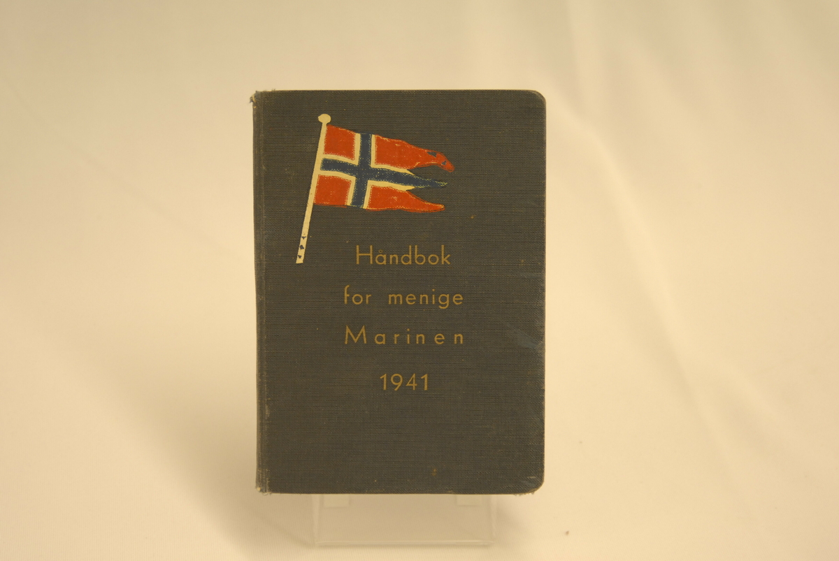 Blå bok med det norske flagget som motiv utanpå.