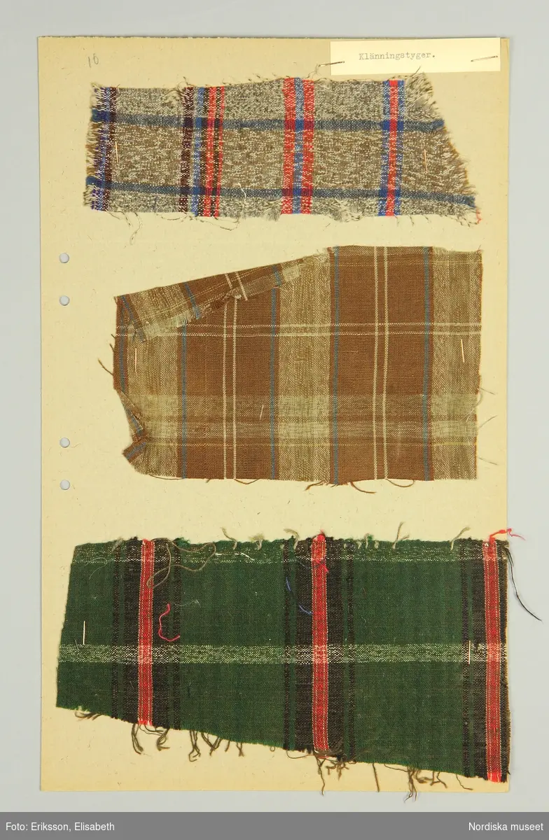 20 st kartongblad i folioformat med totalt  52 tygprover hopsamlade i Stjärnströmsgården i Haxäng,  Lockne sn.  De äldsta är 1700-talstyger och  de yngsta är anilinfärgade tyger från sent 1800-tal använda i bondfamilj.  2-3 prover på varje blad med uppgifter i övre högra hörnet. De flesta tygerna hemvävda i ylle eller halvylle, enfärgade och rutiga, enstaka randiga. Av de sena finns rutiga bomullstyger. Samt prov på flamfärgat bomullsgarn i brunt och vitt använt till varp.
3 prover på oljefärgstryck på tunn bomull och på mörkblått ylle, Längst bak stort prov på s.k. tryckt flanell av 1700-talstyp i grönt ylle med svart blommönster som varit foder i en vargskinnspäls som tillhört Erik Bengtsson i Kläppe, Kyrkås sn. Ett prov på tryckt schal efterliknade de s.k. "äkta schalarna" sannolikt från omkr. 1840-50. Från samma tid 2 småmönstrade tryckta bomullstyger, det ena ett blåtryck. 6 prover på grova filtade ylletyger i rött och svart till fälltäcken. 10 prover på mönstrade strumpeband i rips.
Insamlade av fru Anna Magnusson i Kyrkås.
/Berit Eldvik 2011-03-17