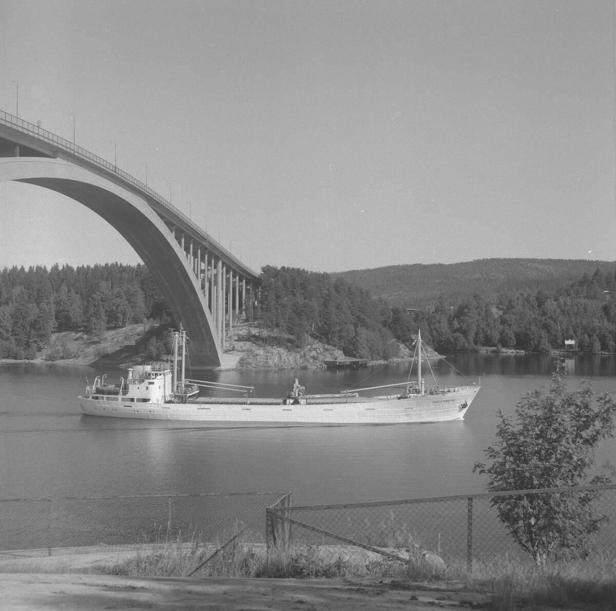 Fartyget Fagerborg vid Sandöbron