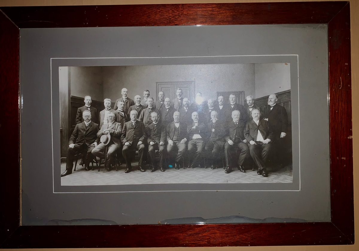 Inramat fotografi på landets fängelsedirektörer, samt generaldirektör ca 1909.