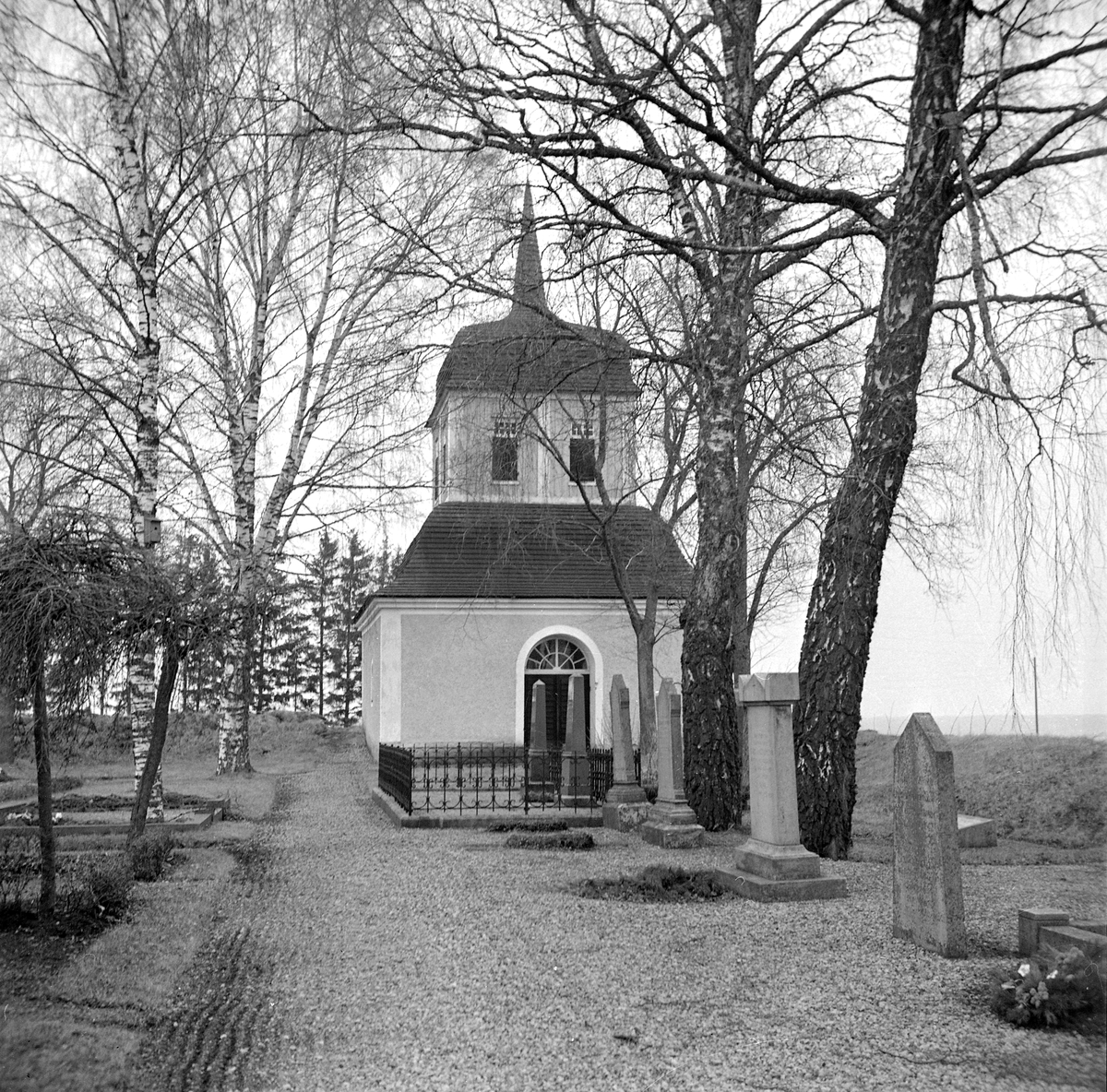 "Gravkapellet" på Skeppsås kyrogård bär på en oklar byggnadshistoria. Möjligtvis uppfördes byggnaden redan under medeltiden som tiondebod. Klart står att den år 1781 apterades till sockenmagasin för spannmål och att den kvarstod som magasinsbyggnad de följande 100 åren. Sedan år 1912 är två kyrkklockor placerade i byggnadens övre del som sedan dess fungerat som klockbod. Här dokumenterad av Östergötlands museum 1949.