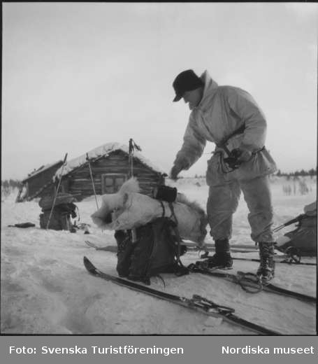 Man med ryggsäck. STF:s färdledarkurs vintern 1945, Grövelsjön