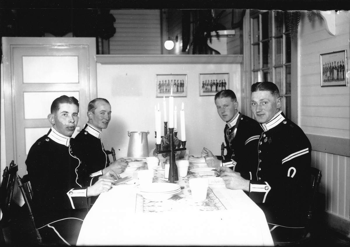 Göta Trängkår.   Julmåltid 1935. Från vä: furir Olsson, furir Lennart Kullgren, furir Edvard Berg och furir Bergle. De tre sistnämnda blev sedermera poliser.