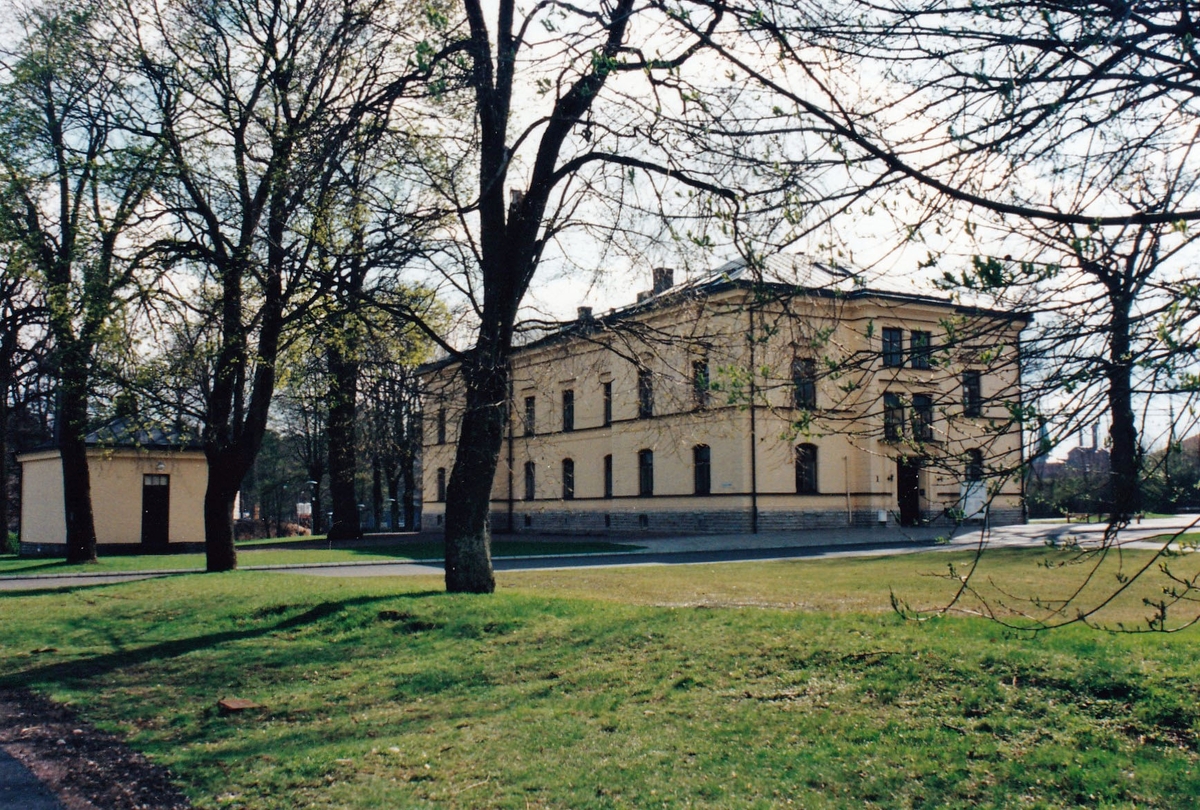 Gamla försvarsområdesstaben i Skövde.   Nyttjades därefter som skolhus till Göta Trängregemente och idag en del av Högskolan i Skövde. Maj 2003.