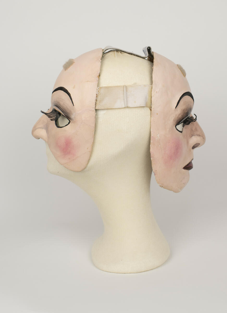 Dubbelmask använd för rollen "Baronen" i uppsättningen ”Pierrot i parken”.
Masken består av en halvmask som bärs över ansiktet och en ansiktsmask som bärs över bakhuvudet.