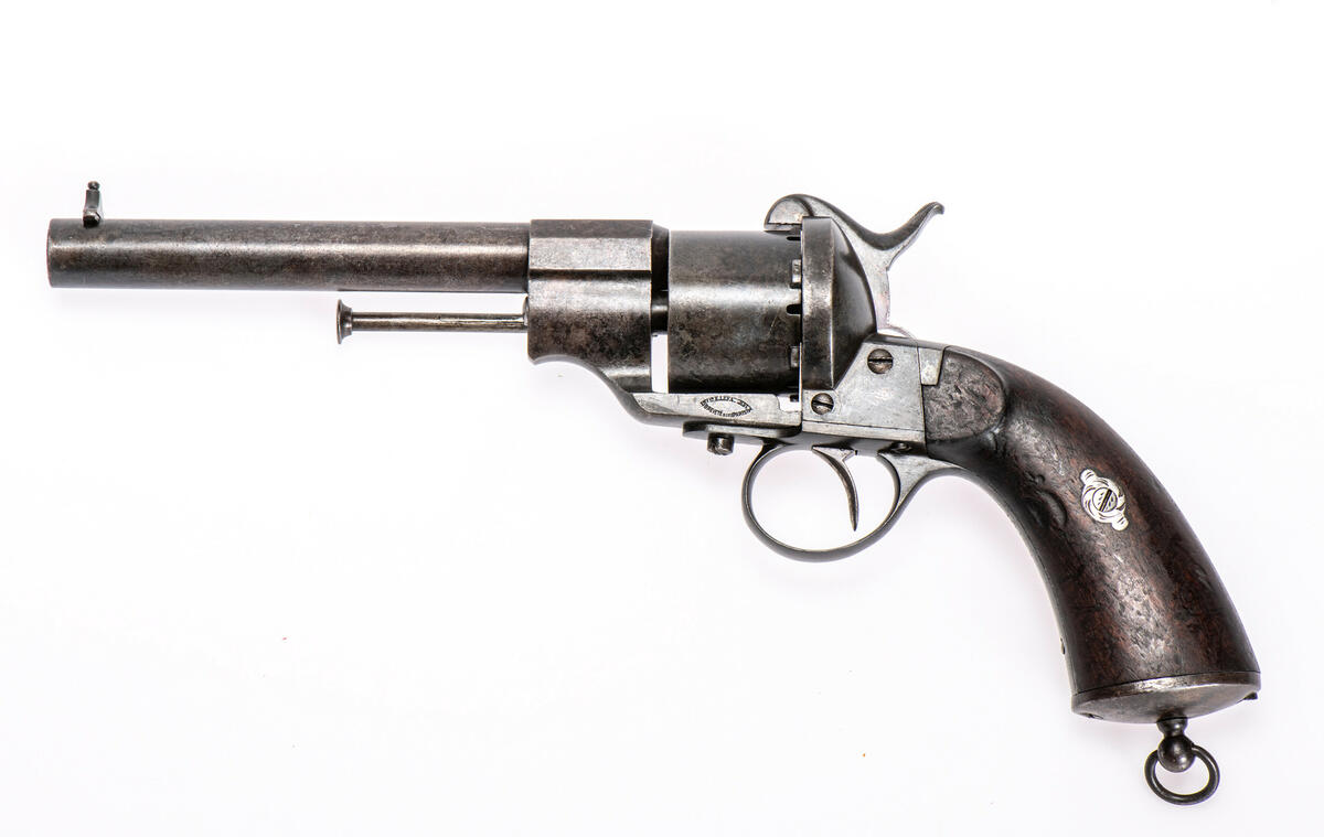 Revolver, M/1863. Stiftantändning 11 mm. Stämplad: pipans översida: E. Lefaucheux Brte S.G.D.G a Paris, pipans högra, bakre sida: tre kronor. Stämplad: stommens högra sida: LF med pistol över, 79641, samt flottans kronstämpel och kassationsstämpel, stommens vänstra sida: Lefaucheux's firmastämpel. Märkt: M10123 undre kolvskenan. Revolver, armémodell. Rund pipa, baktill kantig, stämplad: E Lefaucheux Brte S.G.D.G. a Paris. Sexpipigt magasin. Patronutkastare. Siktskåra på hanens översida. Kolv med järnbeslag och ring. Under magasinet stämplad på ena sidan: "LF 79641", på den andra med Lefaucheux´s stämpel. Tillhört Strokirks samling. 