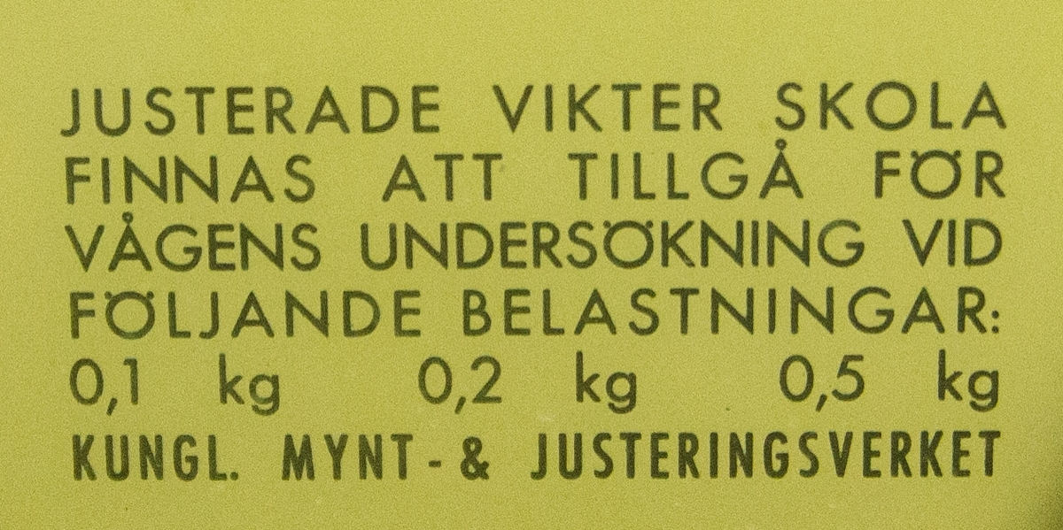 Livsmedelsvåg, med vikter 5, 2, 2x1 kg, 5 hg, 2 hg, 1 hg. Tillverkad av Lindells vågfabriks A.B., Jönköping.