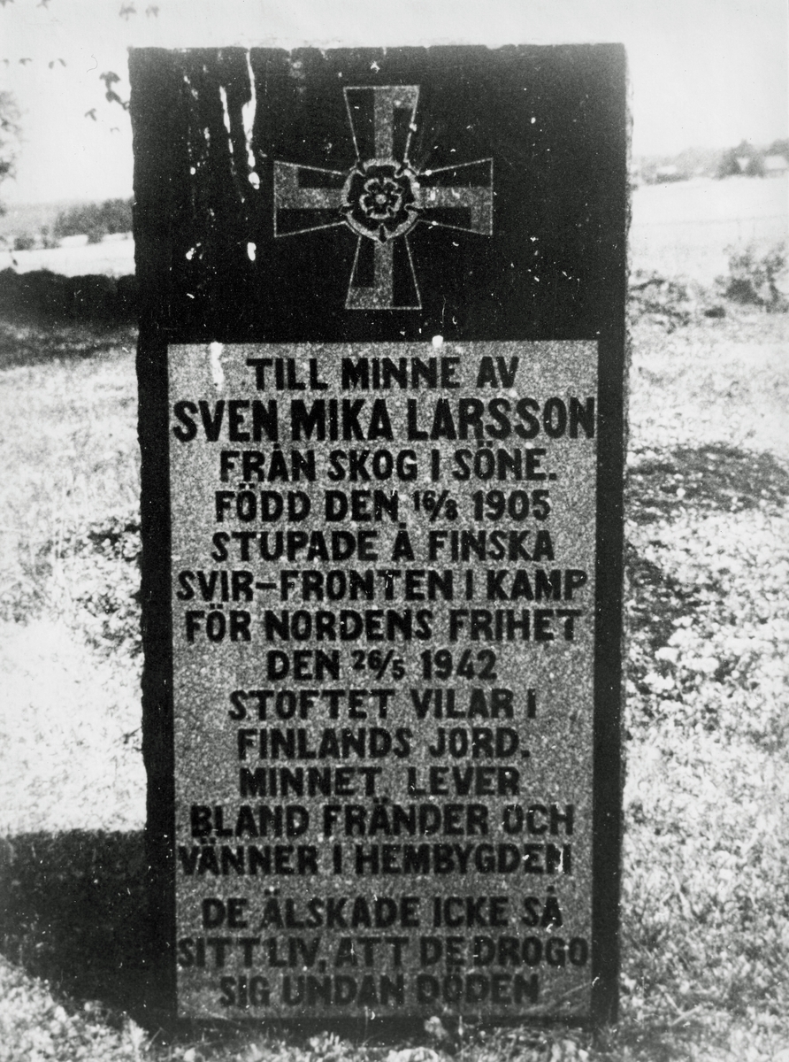 Avd. K/JR 13, Jandeba 1942. Sven Mikael "Mika" Larssons minnessten i Söne. Han stupade den 26 maj 1942 vid Jandeba. Jordfästningen ägde rum den 5 juni i Sandudds krematoriekapell utanför Helsingfors och urnan gravsattes sedan på Sandudds kyrkogård.