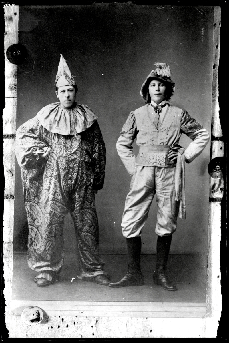 Två utklädda män