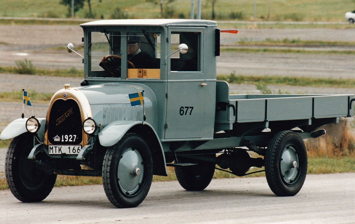 Göta Trängkår firar 90 år i Skövde den 28 sept 1995. Förbimarsch. Lastbil m/1927 "Tidaholmare" (Tidaholms museum). Förare Olov Forsell