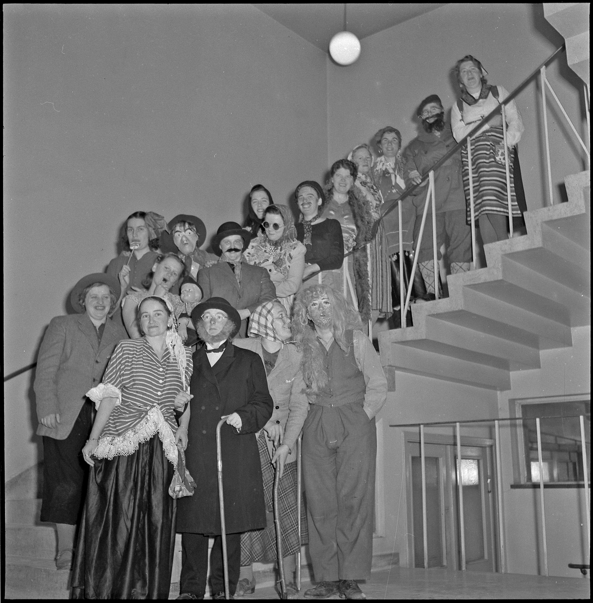 Grupp utklädda kvinnor står i trappan på Folkets hus. Febr/mars 1951