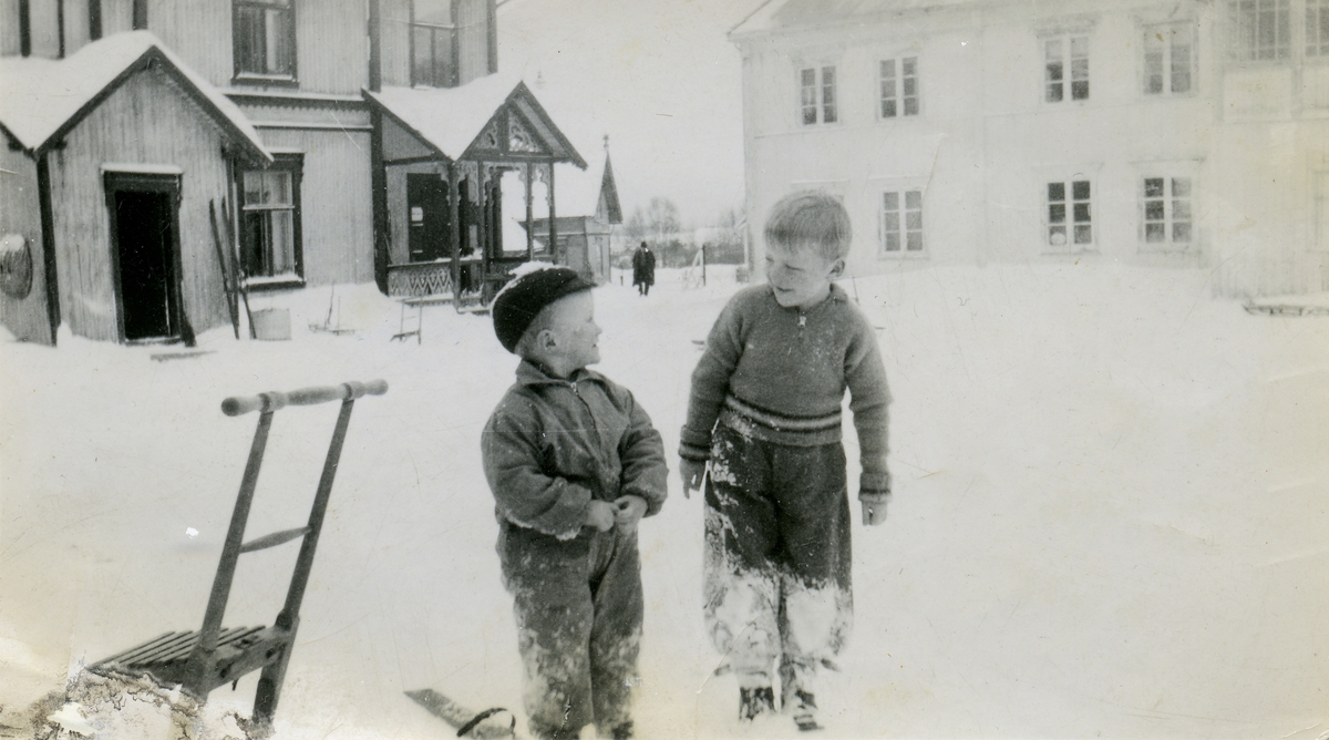 To gutter som leker seg i snøen